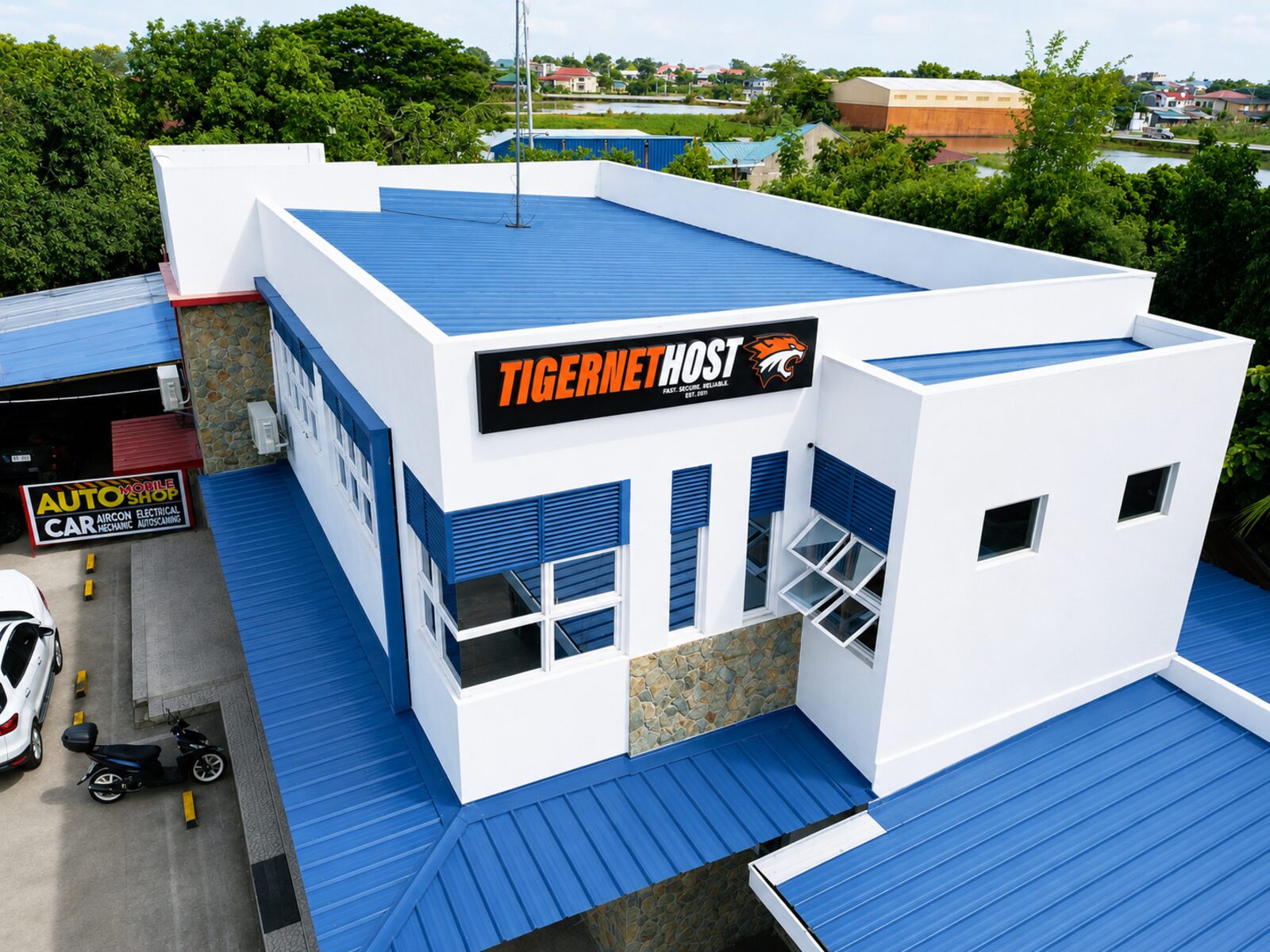 The Tigernethost team at the Guagua office